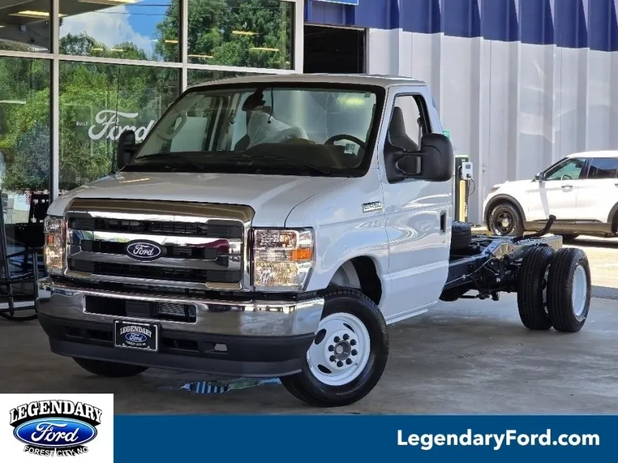 2026 Ford E-450 Cutaway photo 1