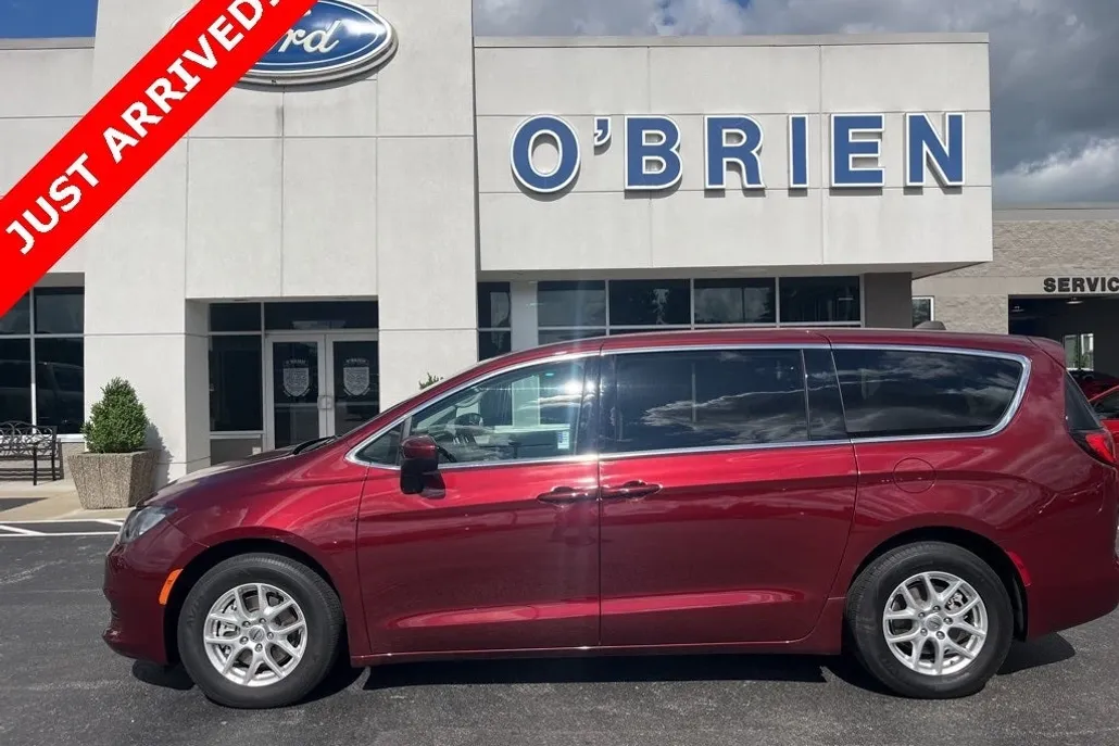 2022 Chrysler Voyager LX photo 1