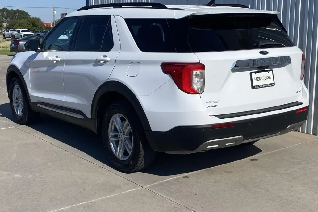 2023 Ford Explorer XLT photo 1