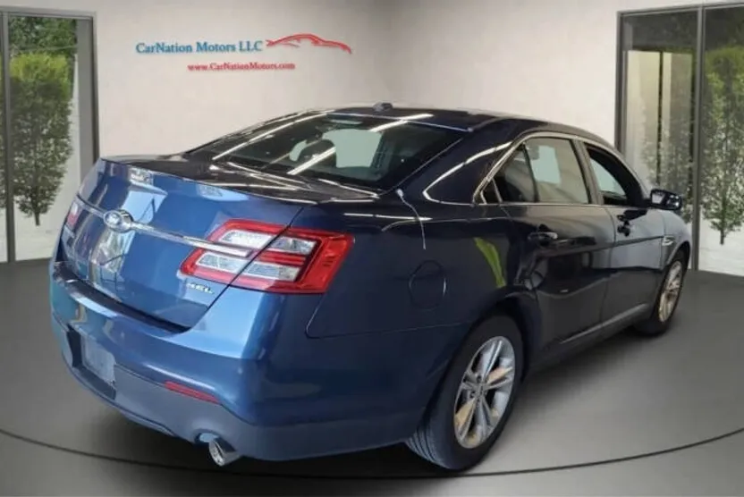 2017 Ford Taurus SEL photo 1