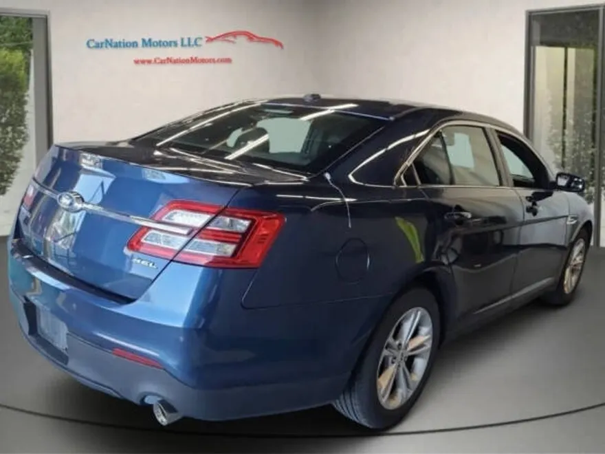 2017 Ford Taurus SEL photo 1