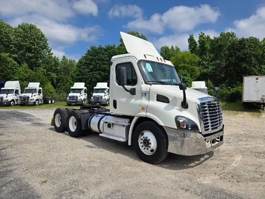2019 Freightliner Cascadia 113" sleeper cab photo 1
