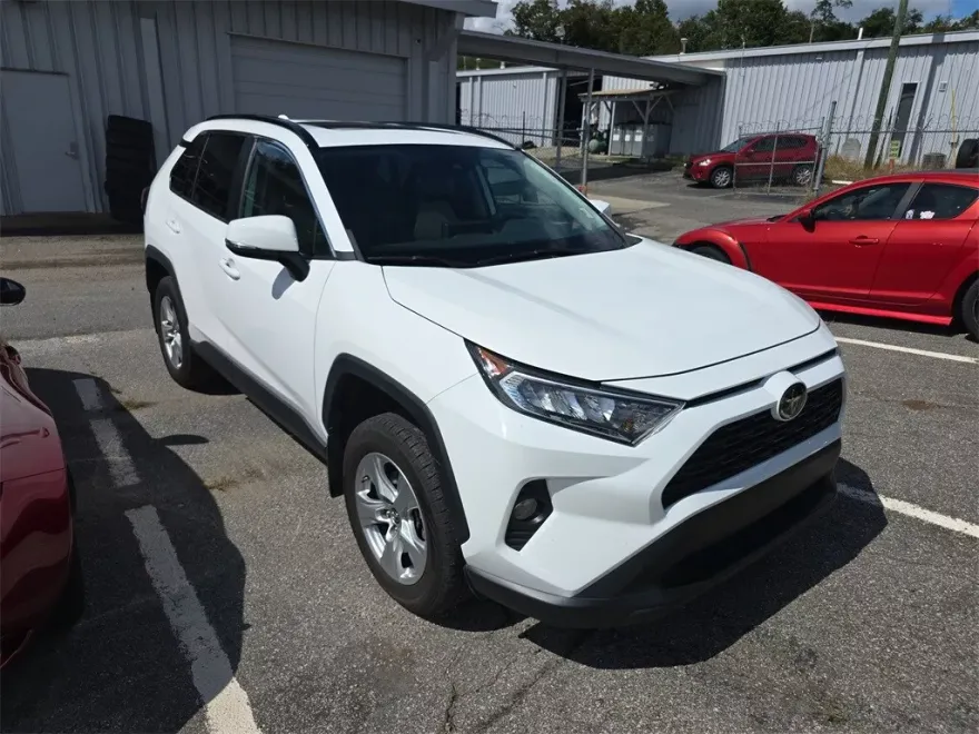 2019 Toyota RAV4 XLE photo 1
