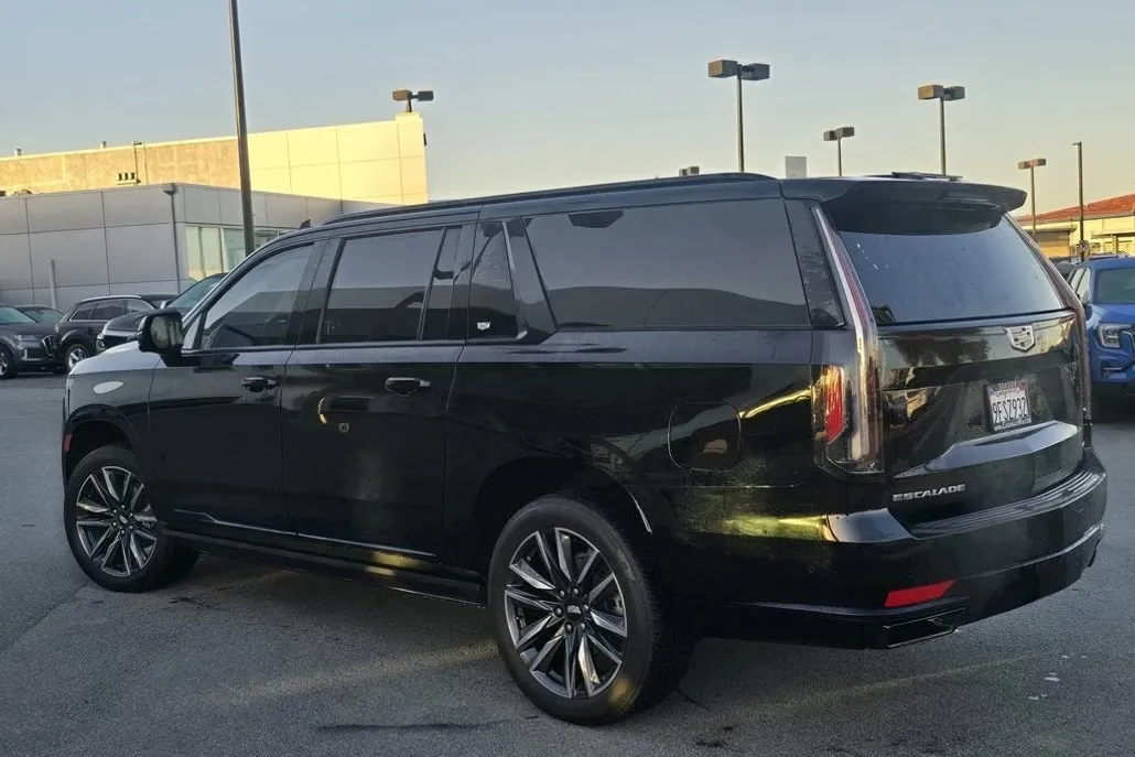 2023 Cadillac Escalade ESV Sport Platinum photo 1