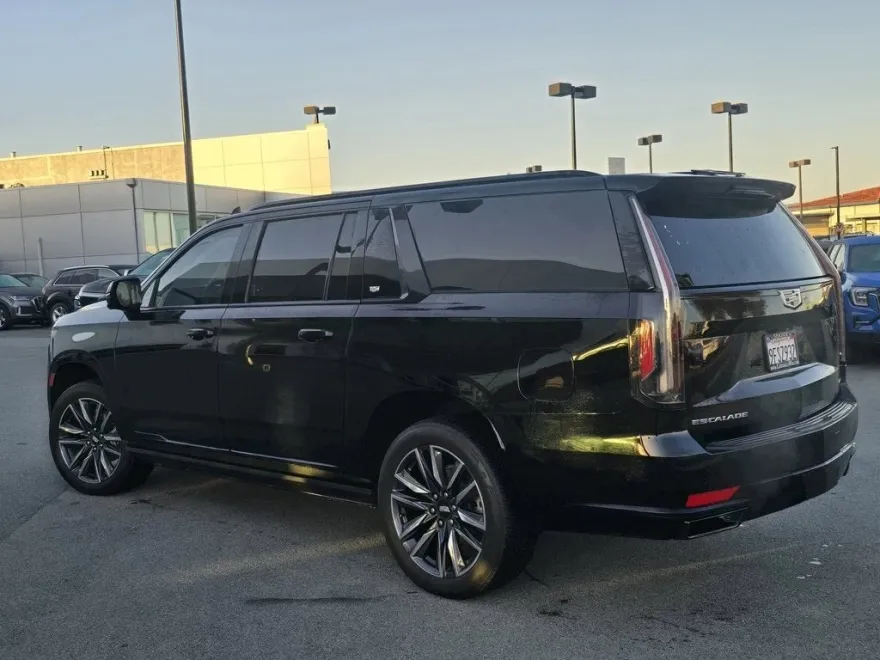 2023 Cadillac Escalade ESV Sport Platinum photo 1