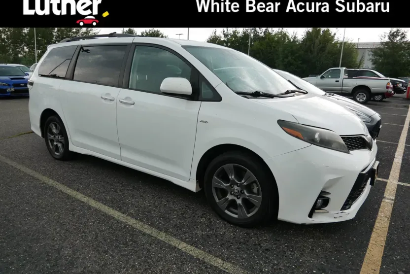 2020 Toyota Sienna SE photo 1