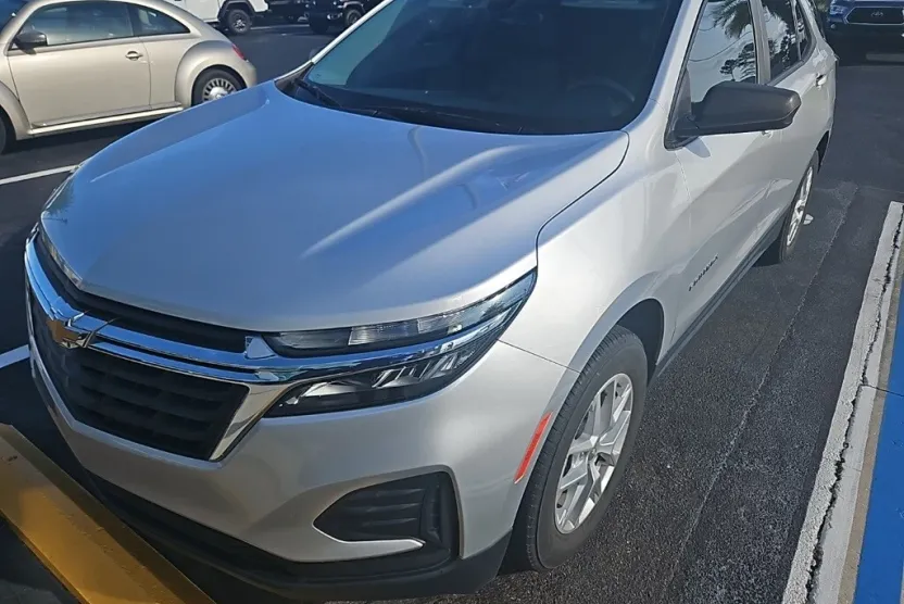 2022 Chevrolet Equinox LS photo 1