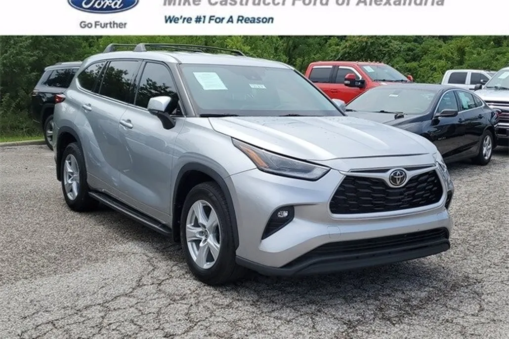 2021 Toyota Highlander LE photo 1