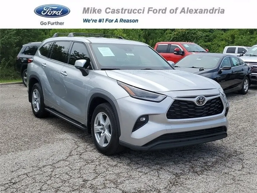 2021 Toyota Highlander LE photo 1