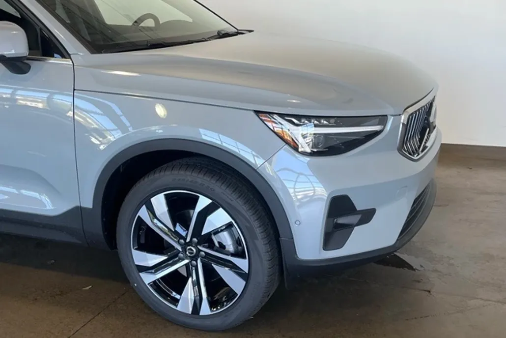 2025 Volvo XC40 Plus photo 1