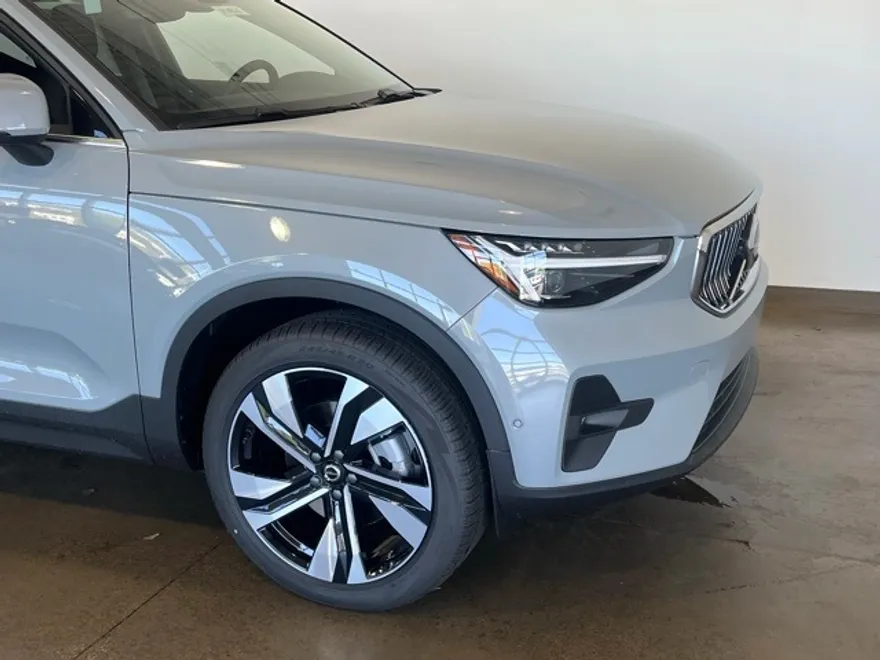 2025 Volvo XC40 Plus photo 1