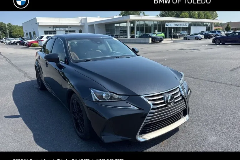 2018 Lexus IS 300 photo 1