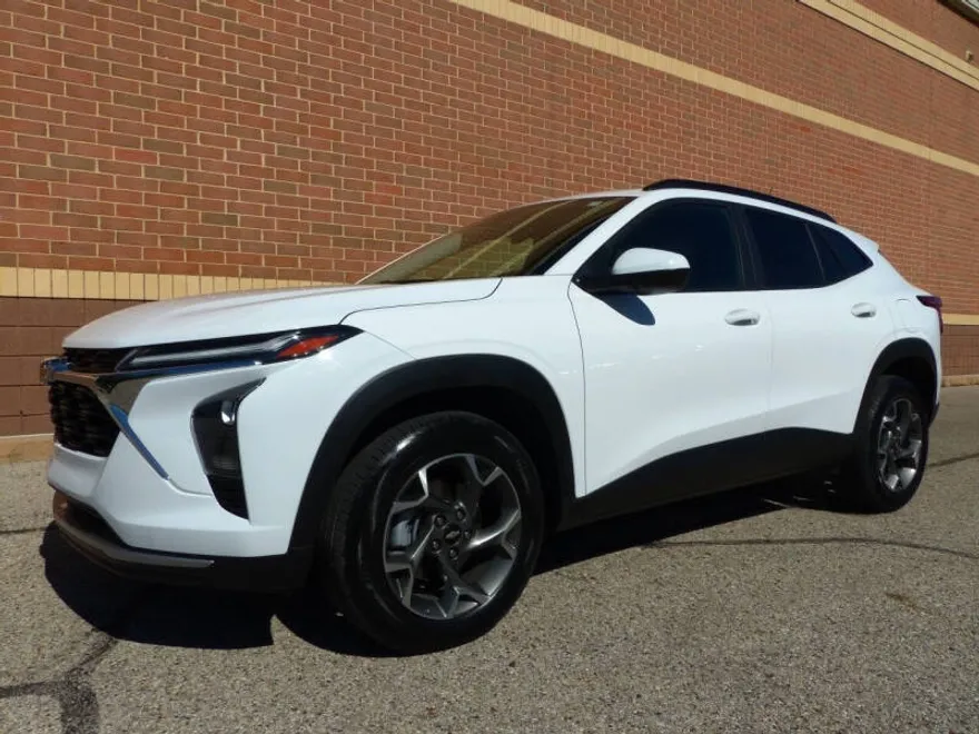 2025 Chevrolet Trax LT photo 1