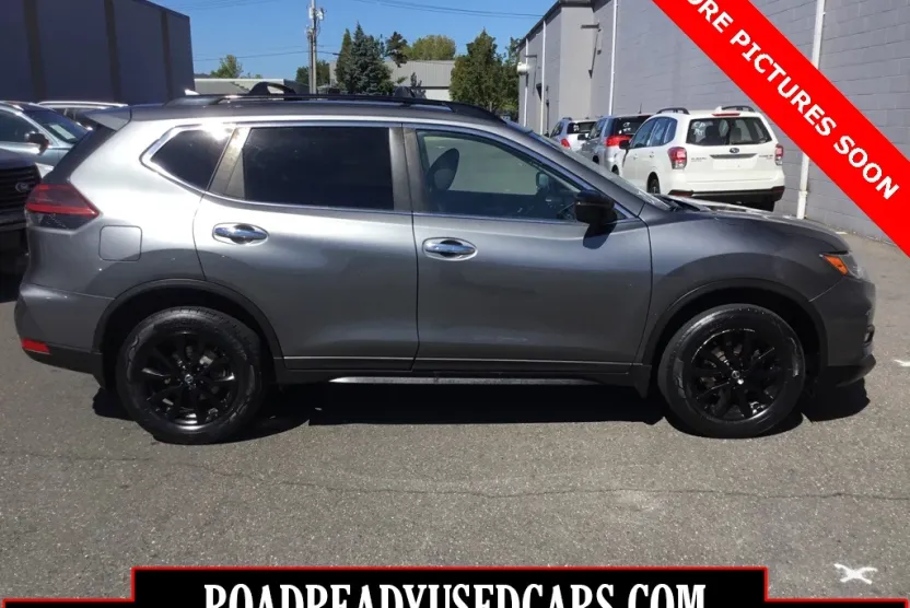 2018 Nissan Rogue SV photo 1