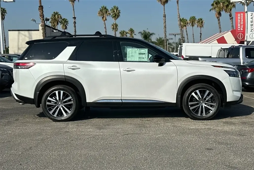 2025 Nissan Pathfinder Platinum photo 1