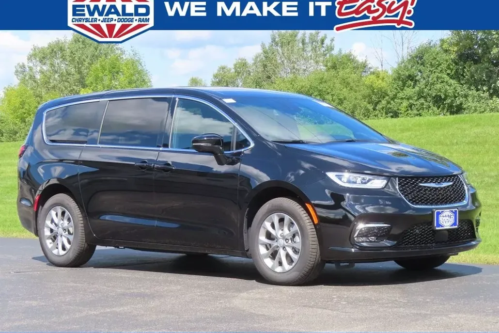2026 Chrysler Pacifica photo 1