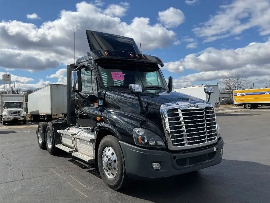 2020 Freightliner Cascadia 125" Sleeper Cab photo 1