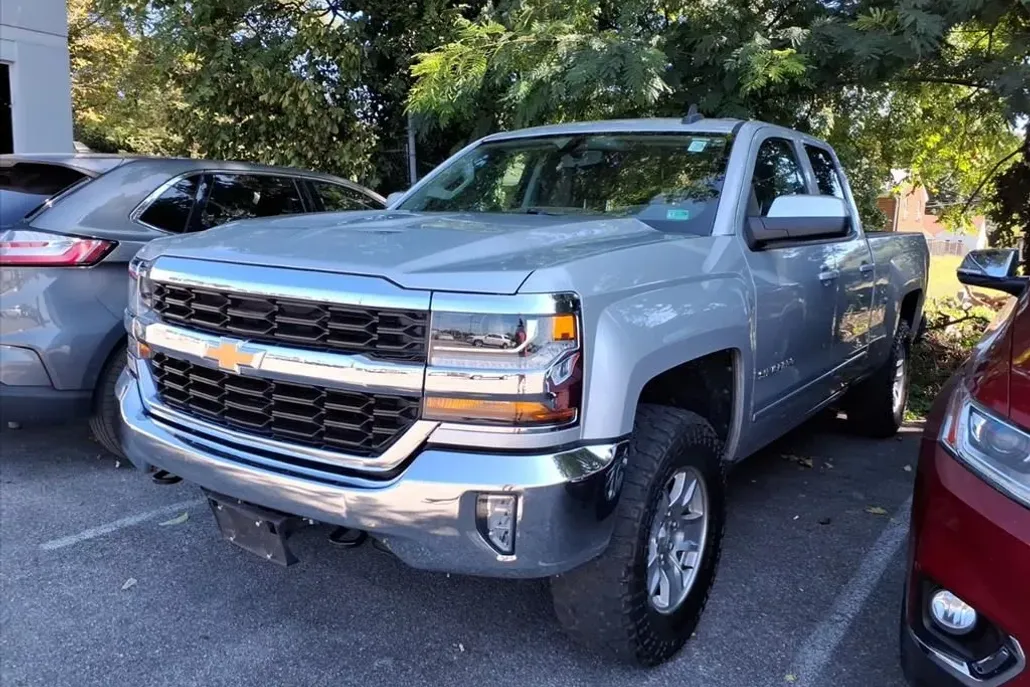 2018 Chevrolet Silverado 1500 LT photo 1