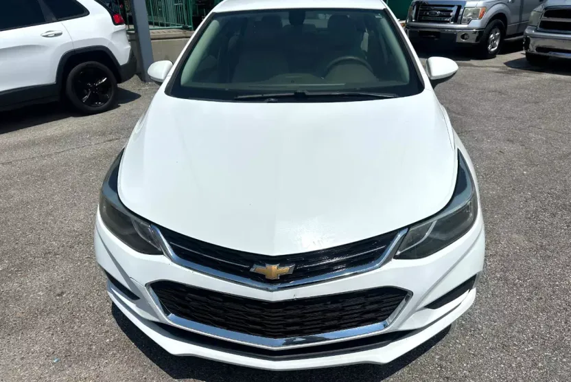 2018 Chevrolet Cruze LT photo 1