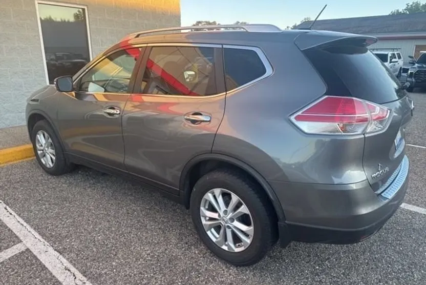 2015 Nissan Rogue SV photo 1