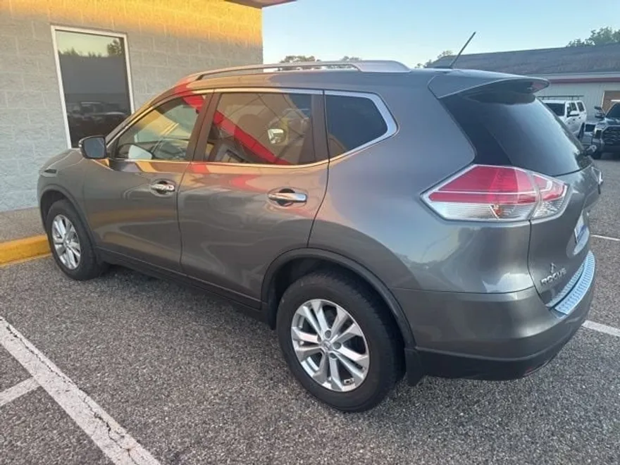 2015 Nissan Rogue SV photo 1