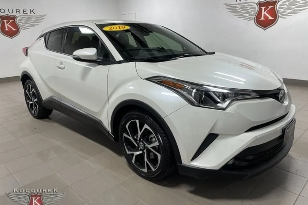2019 Toyota C-HR XLE photo 1