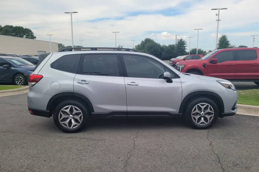 2024 Subaru Forester Premium Base photo 1