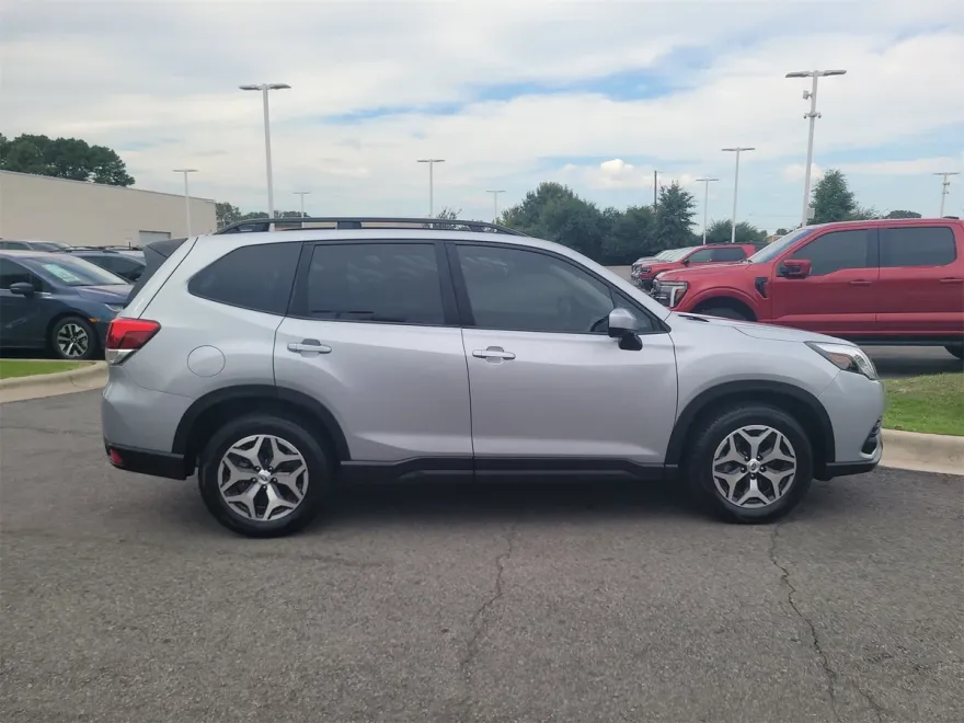 2024 Subaru Forester Premium Base photo 1