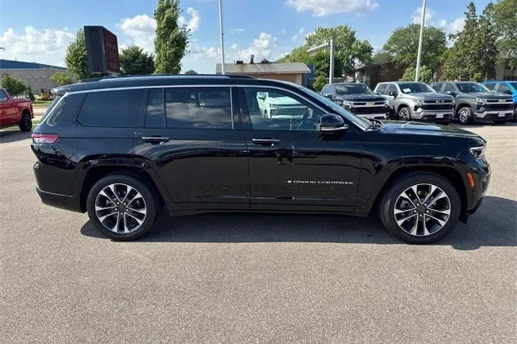 2023 Jeep Grand Cherokee Overland photo 1