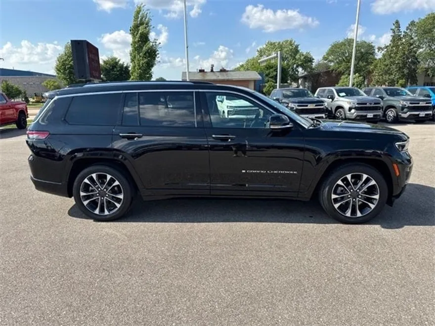 2023 Jeep Grand Cherokee Overland photo 1
