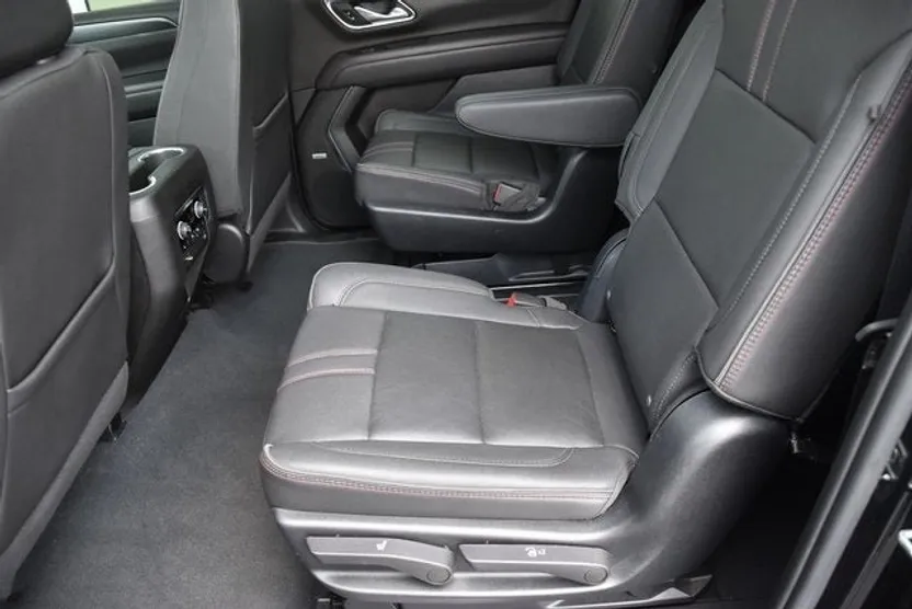 2023 Chevrolet Suburban RST photo 1