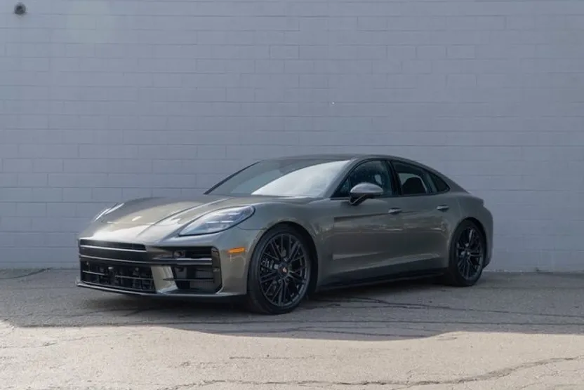2025 Porsche Panamera GTS photo 1
