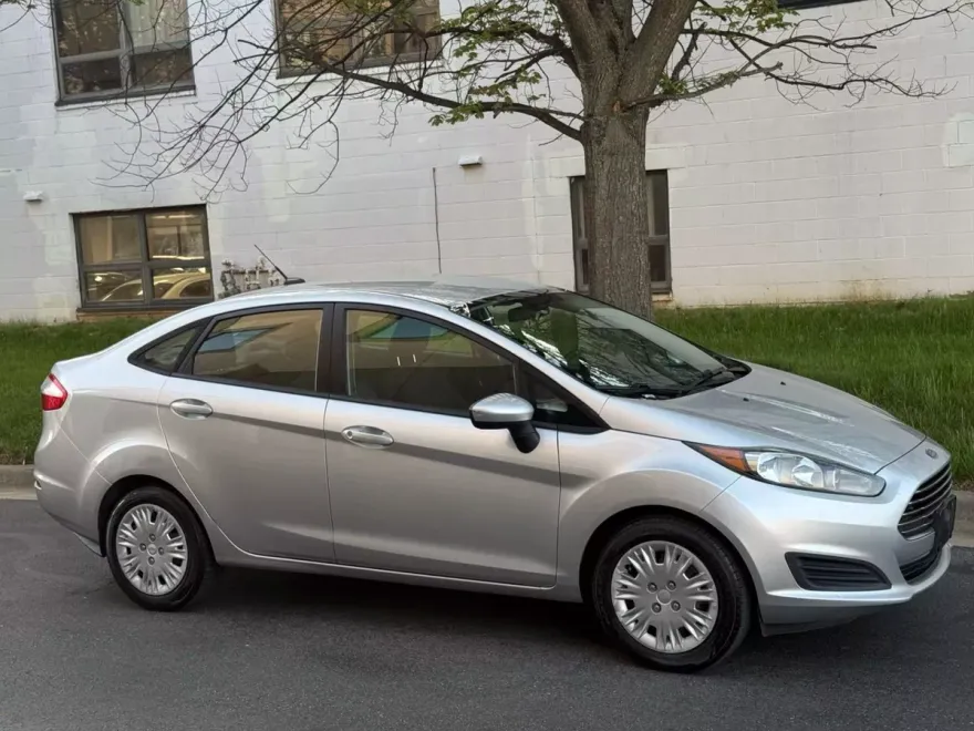 2015 Ford Fiesta S photo 1