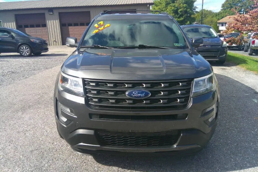 2017 Ford Explorer XLT photo 1