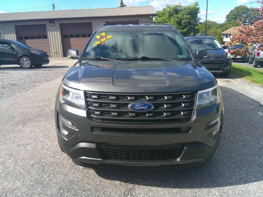 2017 Ford Explorer XLT photo 1