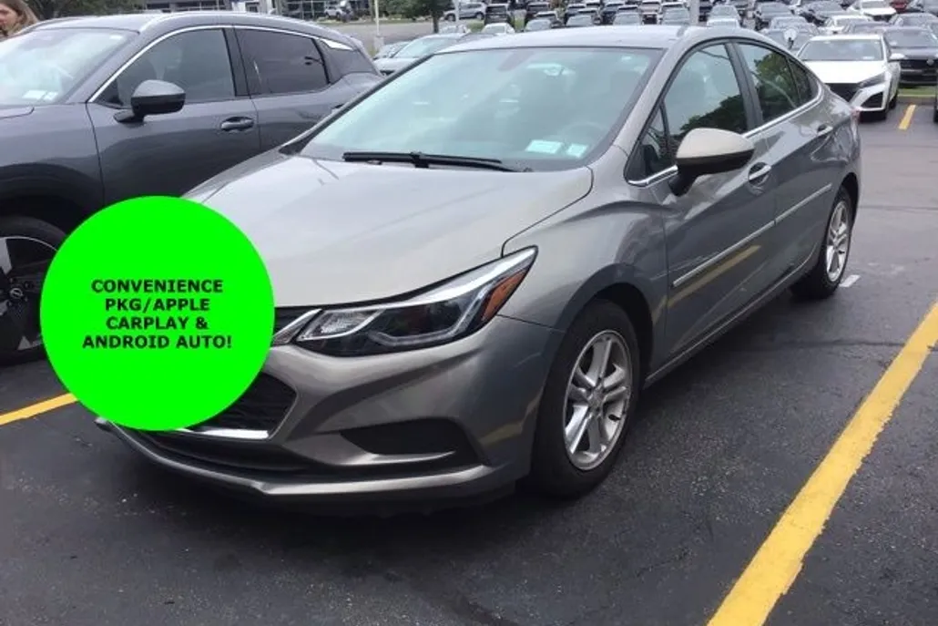 2017 Chevrolet Cruze LT photo 1