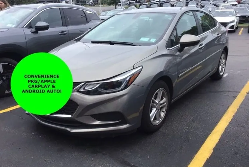 2017 Chevrolet Cruze LT photo 1