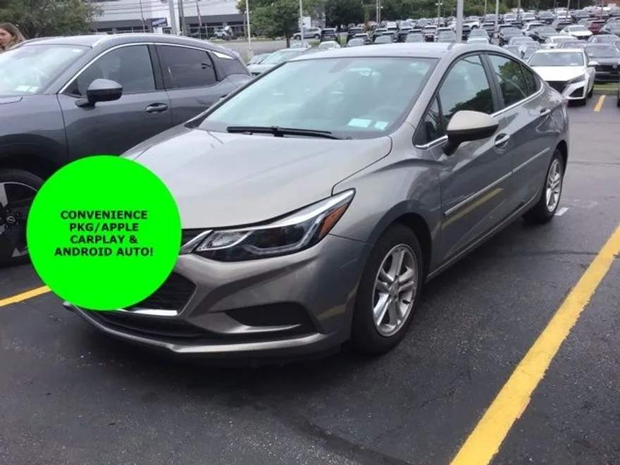 2017 Chevrolet Cruze LT photo 1