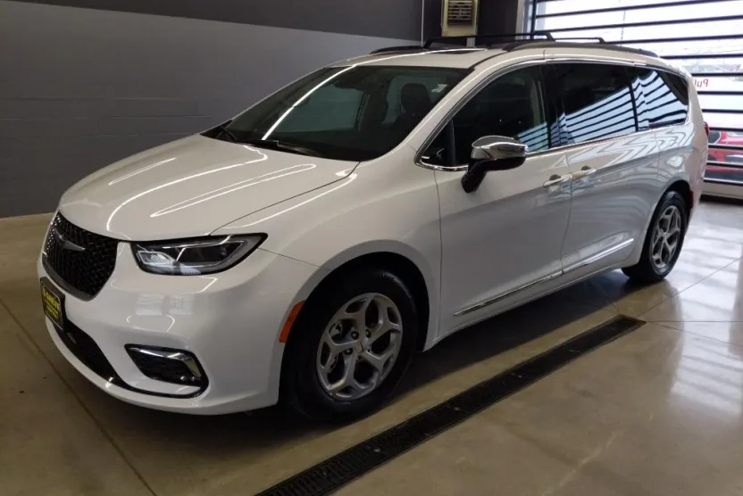 2023 Chrysler Pacifica Limited photo 1