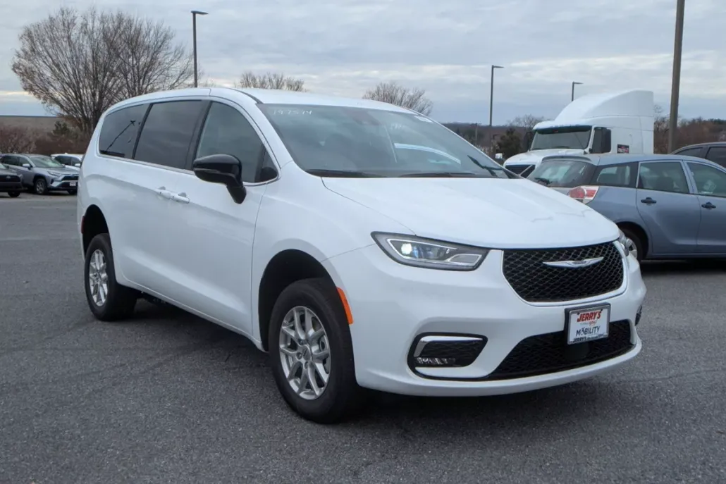 2024 Chrysler Pacifica Touring photo 1