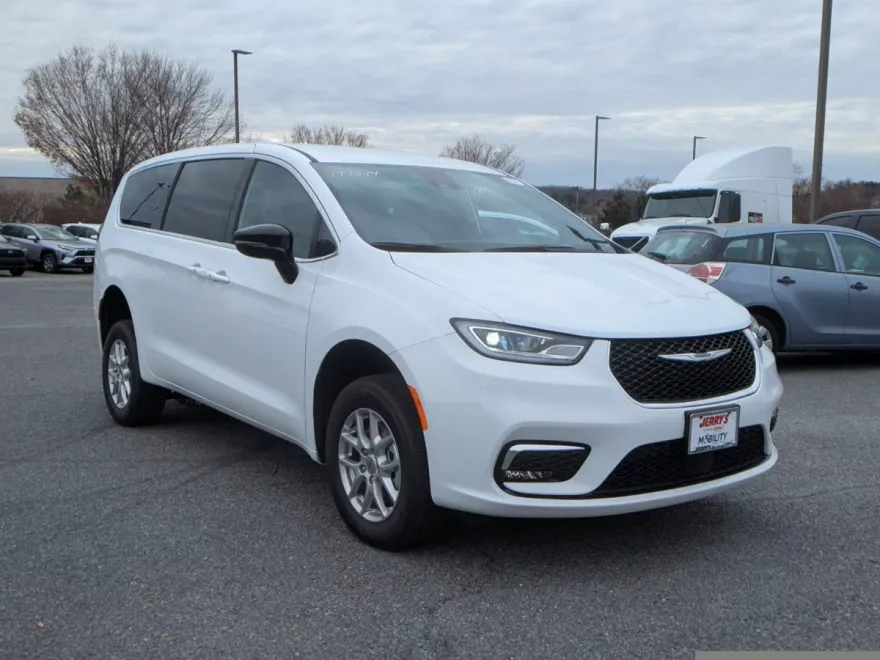 2024 Chrysler Pacifica Touring photo 1