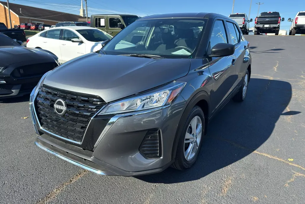 2025 Nissan Kicks Play S photo 1