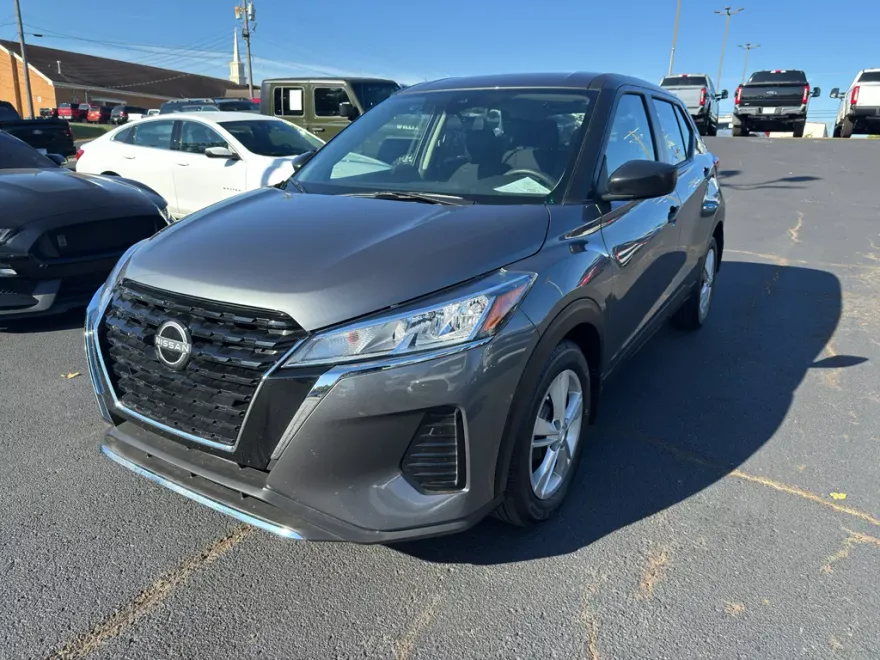 2025 Nissan Kicks Play S photo 1