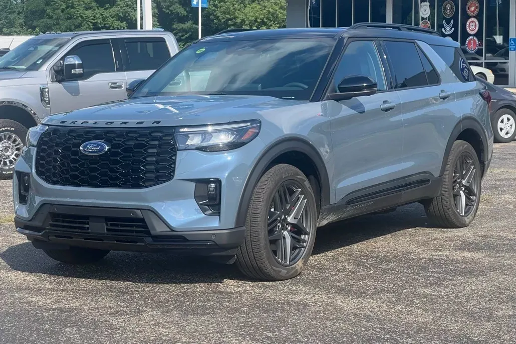 2025 Ford Explorer ST-Line photo 1