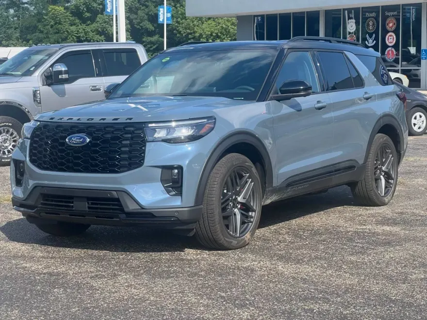 2025 Ford Explorer ST-Line photo 1