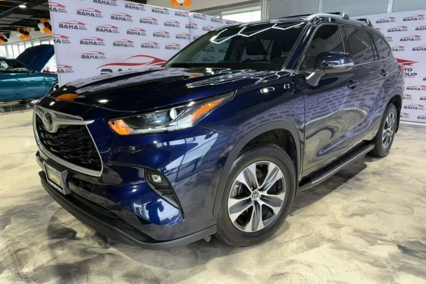 2021 Toyota Highlander XLE photo 1