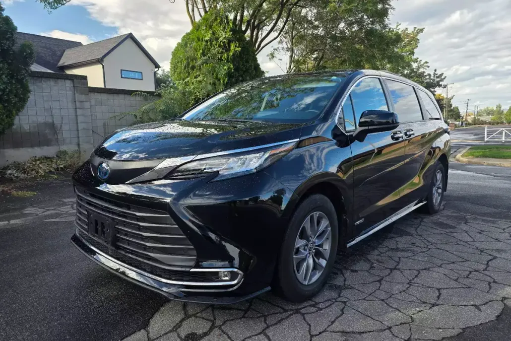 2021 Toyota Sienna XLE photo 1