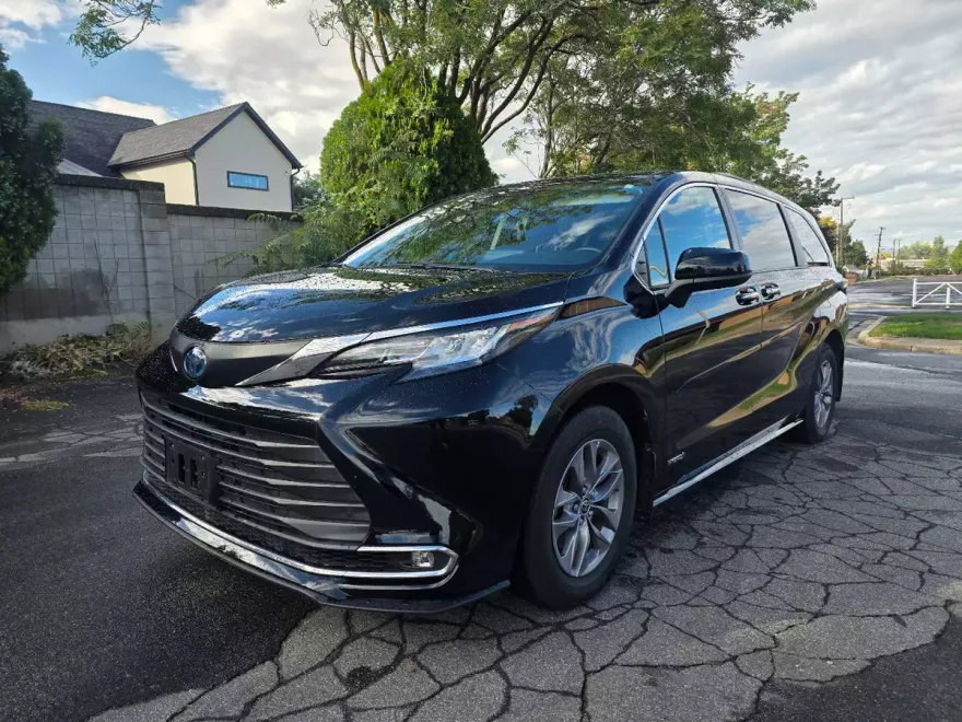 2021 Toyota Sienna XLE photo 1