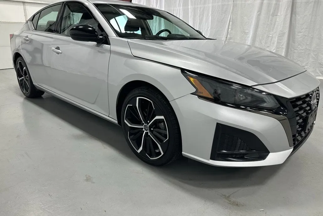 2024 Nissan Altima 2.5 SR photo 1