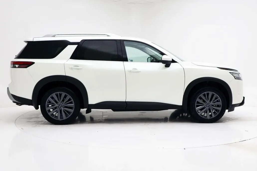 2024 Nissan Pathfinder SL photo 1